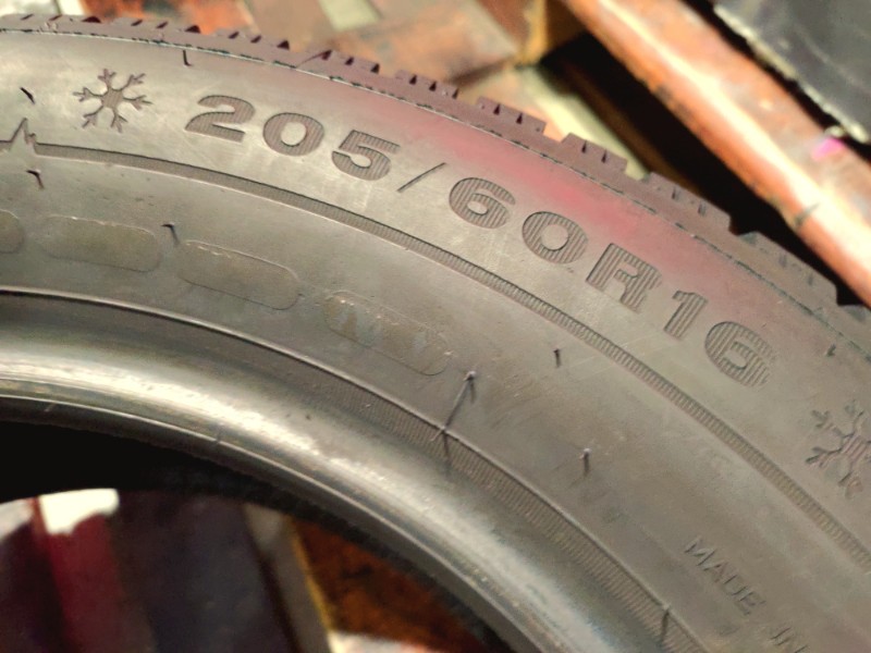 2 Gomme usate 205 60 16 Pneumatici Invernali DUNLOP 2 Gomme usate 205 60 16 Pneumatici Invernali DUNLOP