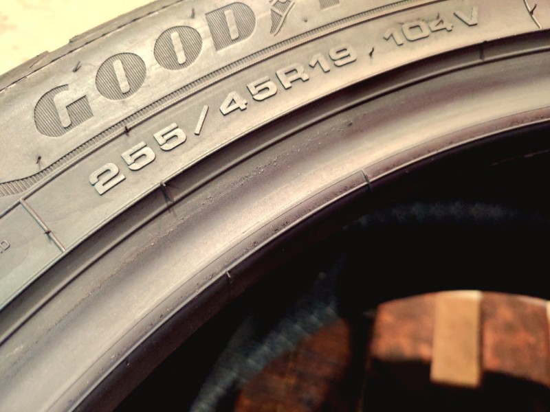 2 Gomme usate 255 45 19 Pneumatici Invernali GOODYEAR 2 Gomme usate 255 45 19 Pneumatici Invernali GOODYEAR