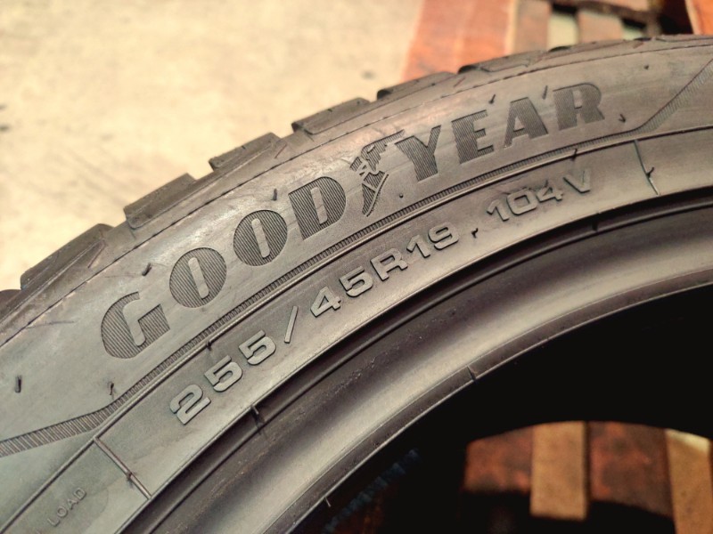 2 Gomme usate 255 45 19 Pneumatici Invernali GOODYEAR 2 Gomme usate 255 45 19 Pneumatici Invernali GOODYEAR