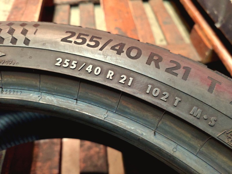 2 Gomme usate 255 40 21 Pneumatici Invernali CONTINENTAL 2 Gomme usate 255 40 21 Pneumatici Invernali CONTINENTAL