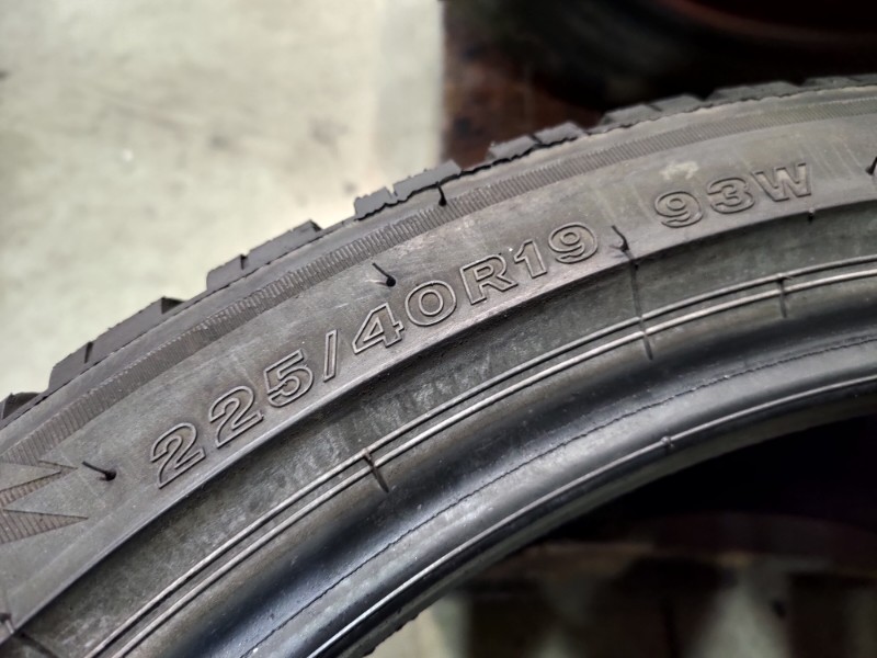 2 Gomme usate 225 40 19 e 2 Gomme usate 235 35 19 Pneumatici Invernali BRIDGESTONE 2 Gomme usate 225 40 19 e 2 Gomme usate 235 35 19 Pneumatici Invernali BRIDGESTONE
