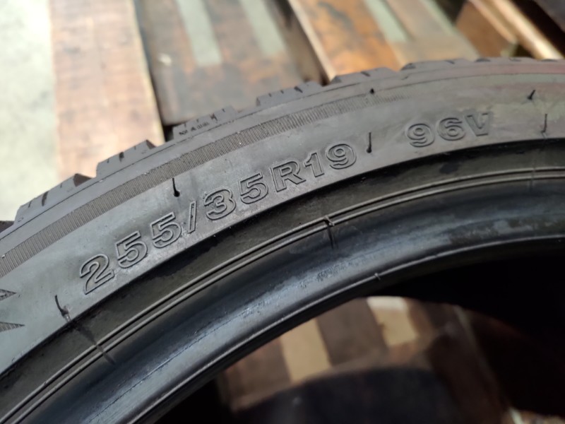 2 Gomme usate 225 40 19 e 2 Gomme usate 235 35 19 Pneumatici Invernali BRIDGESTONE 2 Gomme usate 225 40 19 e 2 Gomme usate 235 35 19 Pneumatici Invernali BRIDGESTONE