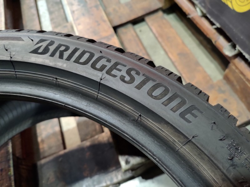 2 Gomme usate 225 40 19 e 2 Gomme usate 235 35 19 Pneumatici Invernali BRIDGESTONE 2 Gomme usate 225 40 19 e 2 Gomme usate 235 35 19 Pneumatici Invernali BRIDGESTONE