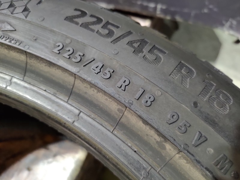 2 Gomme nuove 225 45 18 Pneumatici Invernali CONTINENTAL 2 Gomme nuove 225 45 18 Pneumatici Invernali CONTINENTAL