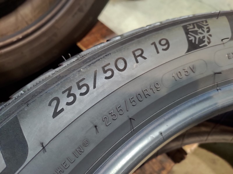4 Gomme usate 235 50 19 Pneumatici Invernali MICHELIN 4 Gomme usate 235 50 19 Pneumatici Invernali MICHELIN