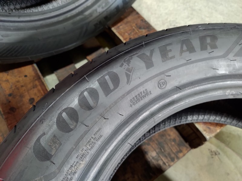 4 Gomme nuove 215 60 17 Pneumatici Estivi GOODYEAR 4 Gomme nuove 215 60 17 Pneumatici Estivi GOODYEAR
