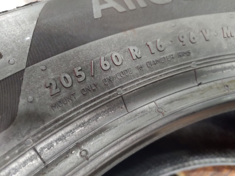 2 Gomme nuove 205 60 16 Pneumatici 4 Stagioni UNIROYAL 2 Gomme nuove 205 60 16 Pneumatici 4 Stagioni UNIROYAL