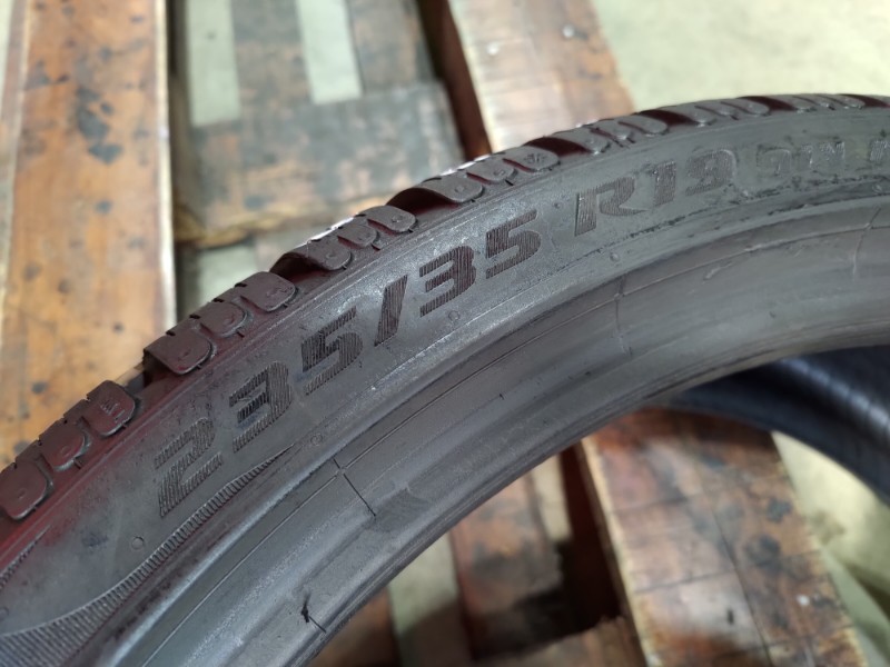 2 Gomme usate 235 35 19 Pneumatici Invernali PIRELLI 2 Gomme usate 235 35 19 Pneumatici Invernali PIRELLI