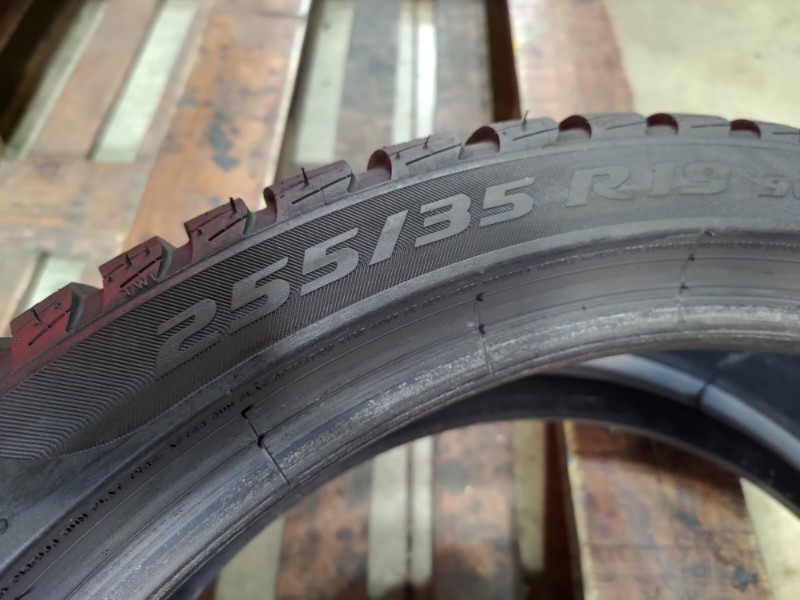 2 Gomme usate 225 40 19 e 2 Gomme usate 255 35 19 RUN FLAT Pneumatici Invernali PIRELLI 2 Gomme usate 225 40 19 e 2 Gomme usate 255 35 19 RUN FLAT Pneumatici Invernali PIRELLI