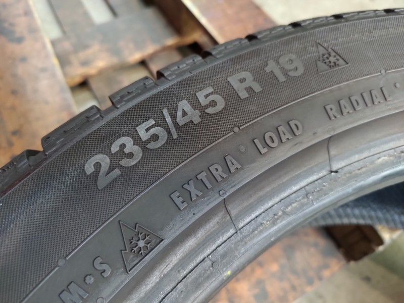 4 Gomme usate 235 45 19 Pneumatici Invernali CONTINENTAL 4 Gomme usate 235 45 19 Pneumatici Invernali CONTINENTAL