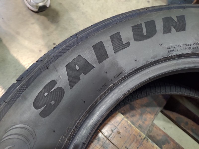 4 Gomme nuove 215 65 17 Pneumatici Estivi SAILUN 4 Gomme nuove 215 65 17 Pneumatici Estivi SAILUN