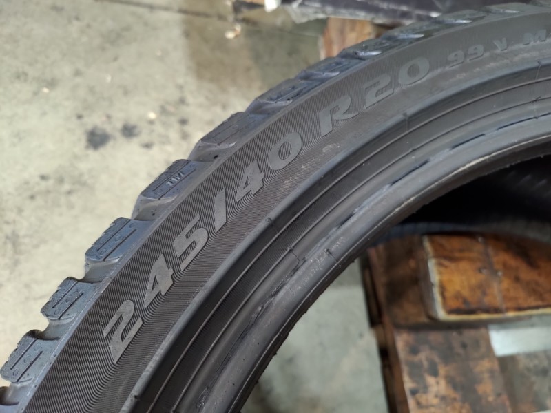 2 Gomme usate 245 40 20 RUN FLAT Pneumatici Invernali PIRELLI 2 Gomme usate 245 40 20 RUN FLAT Pneumatici Invernali PIRELLI