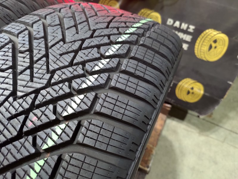 4 Gomme usate 235 50 18 Pneumatici Invernali PIRELLI 4 Gomme usate 235 50 18 Pneumatici Invernali PIRELLI