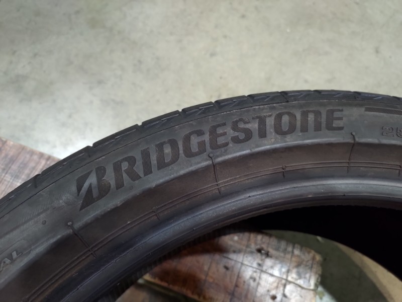 2 Gomme usate 255 40 21 Pneumatici Estivi BRIDGESTONE 2 Gomme usate 255 40 21 Pneumatici Estivi BRIDGESTONE