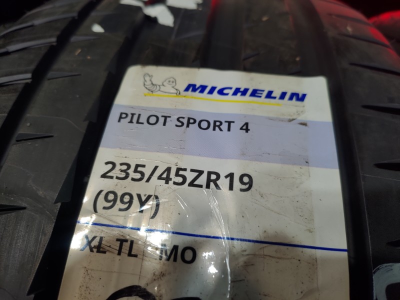 4 Gomme nuove 235 45 19 Pneumatici Estivi MICHELIN 4 Gomme nuove 235 45 19 Pneumatici Estivi MICHELIN