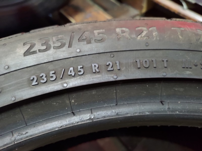 2 Gomme usate 235 45 21 e 2 Gomme usate 255 40 21 Pneumatici Invernali CONTINENTAL 2 Gomme usate 235 45 21 e 2 Gomme usate 255 40 21 Pneumatici Invernali CONTINENTAL