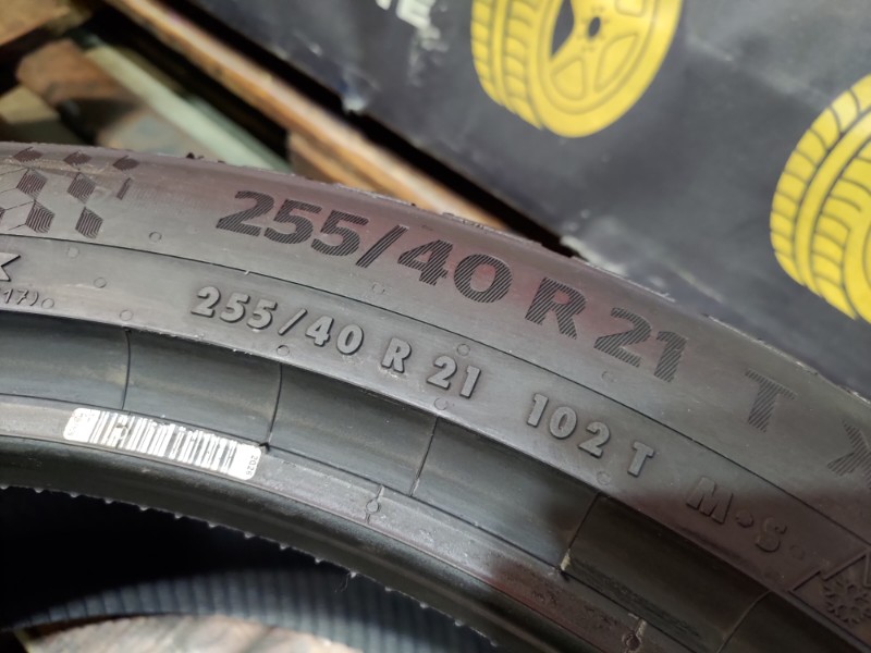 2 Gomme usate 235 45 21 e 2 Gomme usate 255 40 21 Pneumatici Invernali CONTINENTAL 2 Gomme usate 235 45 21 e 2 Gomme usate 255 40 21 Pneumatici Invernali CONTINENTAL