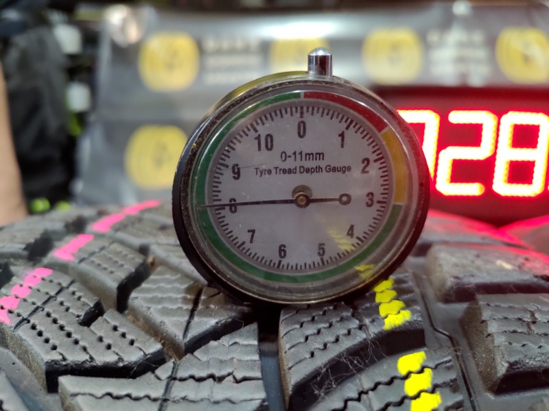 4 Gomme usate 245 40 19 Pneumatici Invernali DUNLOP 4 Gomme usate 245 40 19 Pneumatici Invernali DUNLOP