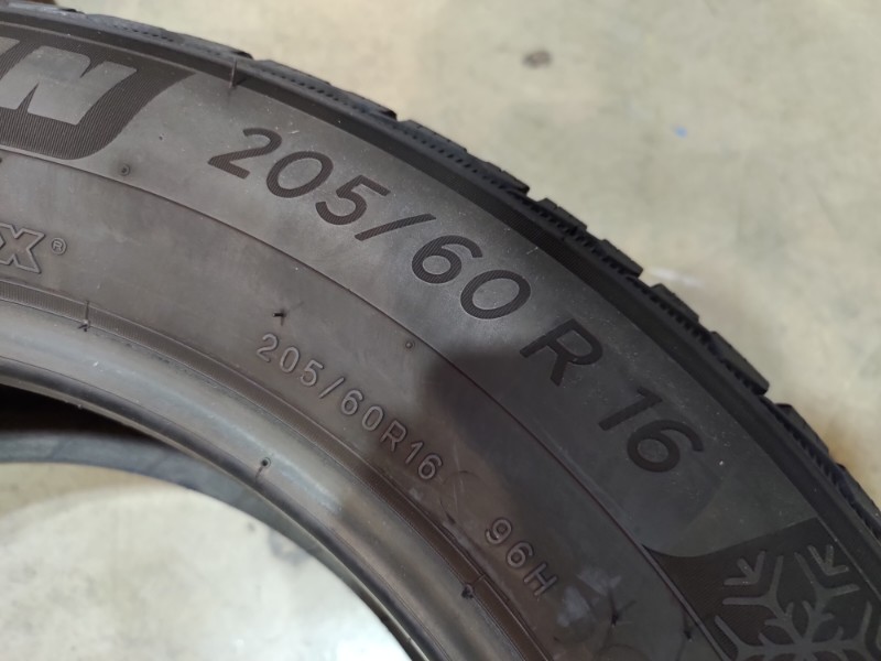 2 Gomme usate 205 60 16 Pneumatici Invernali MICHELIN 2 Gomme usate 205 60 16 Pneumatici Invernali MICHELIN