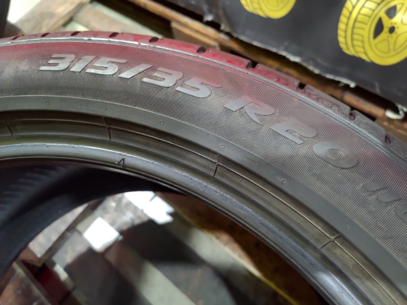2 Gomme usate 275 40 20 e 2 Gomme usate 315 35 20 RUN FLAT Pneumatici Estivi PIRELLI 2 Gomme usate 275 40 20 e 2 Gomme usate 315 35 20 RUN FLAT Pneumatici Estivi PIRELLI