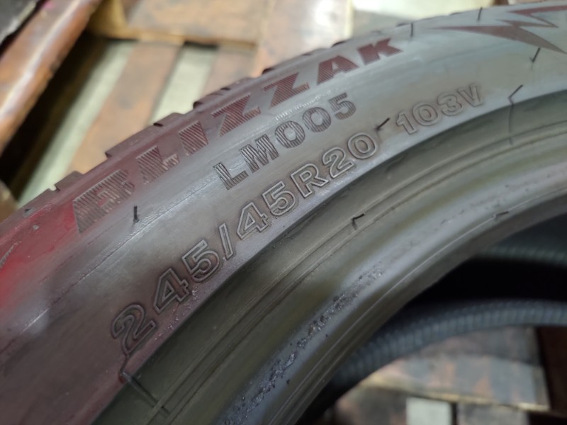 1 Gomma usata 245 45 20 Pneumatici Invernali BRIDGESTONE 1 Gomma usata 245 45 20 Pneumatici Invernali BRIDGESTONE
