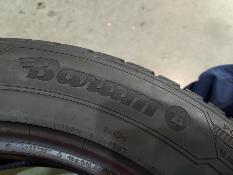 2 Gomme usate 215 60 17 Pneumatici Invernali BARUM 2 Gomme usate 215 60 17 Pneumatici Invernali BARUM