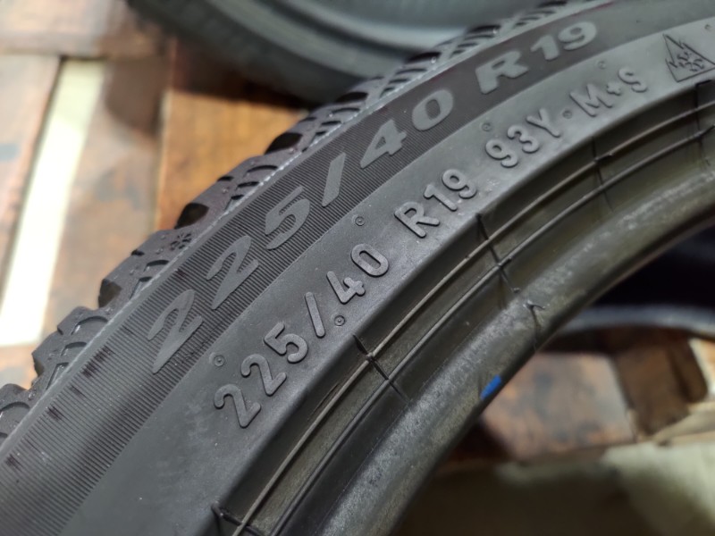 2 Gomme usate 225 40 19 e 2 Gomme usate 255 35 19 Pneumatici 4 Stagioni PIRELLI 2 Gomme usate 225 40 19 e 2 Gomme usate 255 35 19 Pneumatici 4 Stagioni PIRELLI