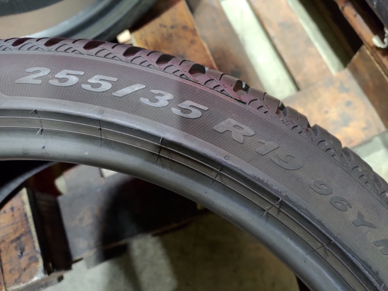 2 Gomme usate 225 40 19 e 2 Gomme usate 255 35 19 Pneumatici 4 Stagioni PIRELLI 2 Gomme usate 225 40 19 e 2 Gomme usate 255 35 19 Pneumatici 4 Stagioni PIRELLI