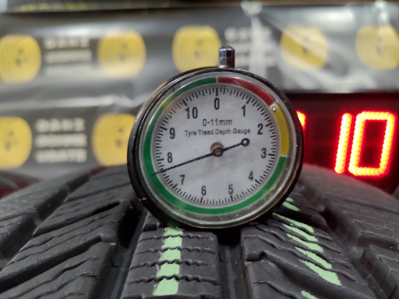 2 Gomme usate 235 45 21 e 2 Gomme usate 255 40 21 Pneumatici Invernali CONTINENTAL 2 Gomme usate 235 45 21 e 2 Gomme usate 255 40 21 Pneumatici Invernali CONTINENTAL