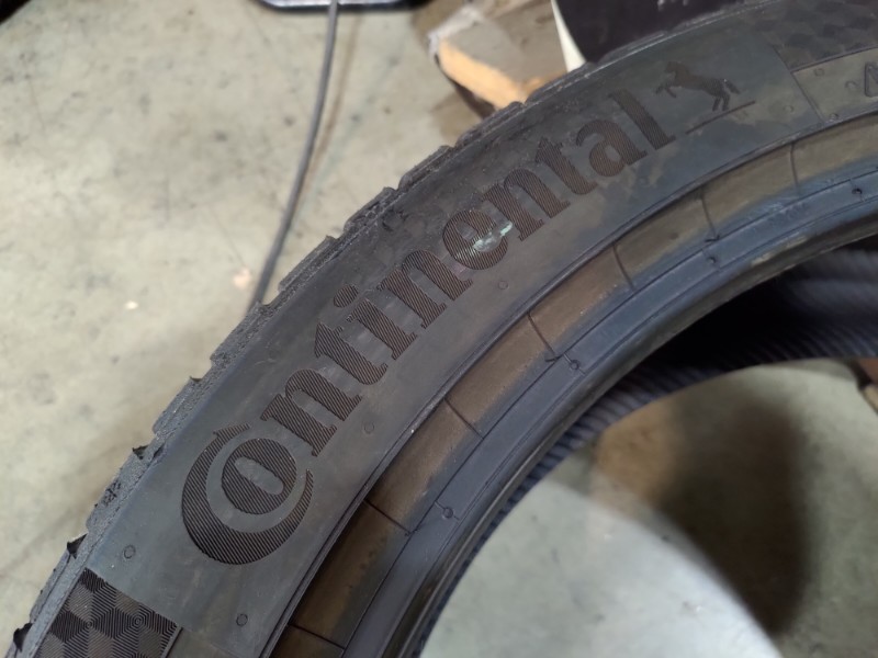 2 Gomme usate 235 45 21 e 2 Gomme usate 255 40 21 Pneumatici Invernali CONTINENTAL 2 Gomme usate 235 45 21 e 2 Gomme usate 255 40 21 Pneumatici Invernali CONTINENTAL