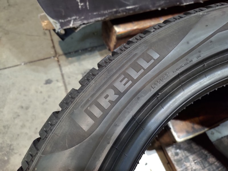 2 Gomme usate 235 50 18 Pneumatici Invernali PIRELLI 2 Gomme usate 235 50 18 Pneumatici Invernali PIRELLI