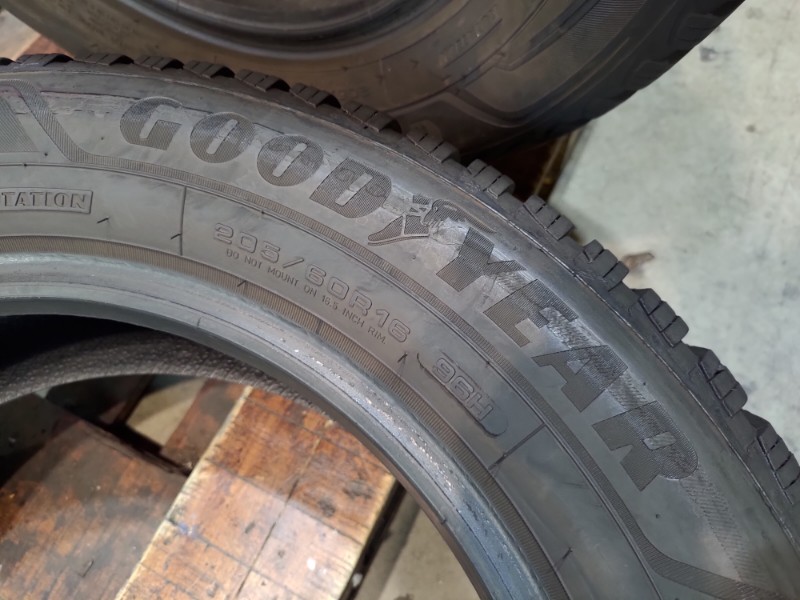 4 Gomme usate 205 60 16 Pneumatici Invernali GOODYEAR 4 Gomme usate 205 60 16 Pneumatici Invernali GOODYEAR