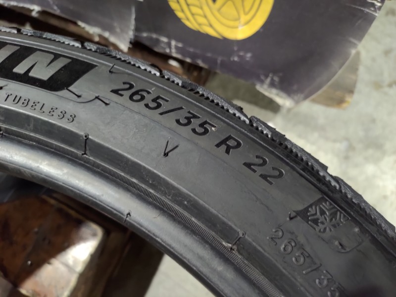 2 Gomme usate 265 35 22 Pneumatici Invernali MICHELIN 2 Gomme usate 265 35 22 Pneumatici Invernali MICHELIN