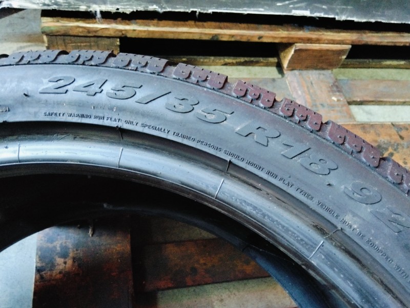 2 Gomme usate 245 35 18 RUN FLAT Pneumatici Invernali PIRELLI 2 Gomme usate 245 35 18 RUN FLAT Pneumatici Invernali PIRELLI