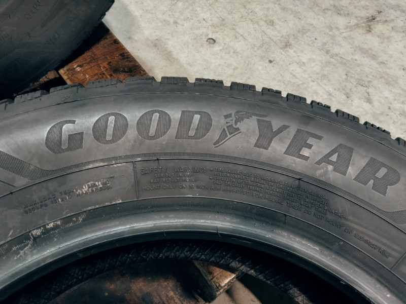 4 Gomme usate 215 65 16 Pneumatici Invernali GOODYEAR 4 Gomme usate 215 65 16 Pneumatici Invernali GOODYEAR