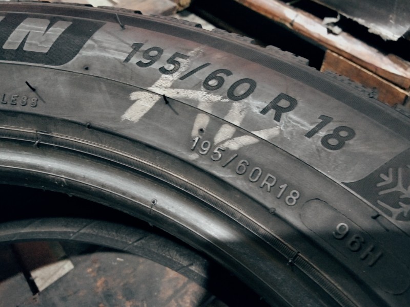 4 Gomme usate 195 60 18 Pneumatici Invernali MICHELIN 4 Gomme usate 195 60 18 Pneumatici Invernali MICHELIN