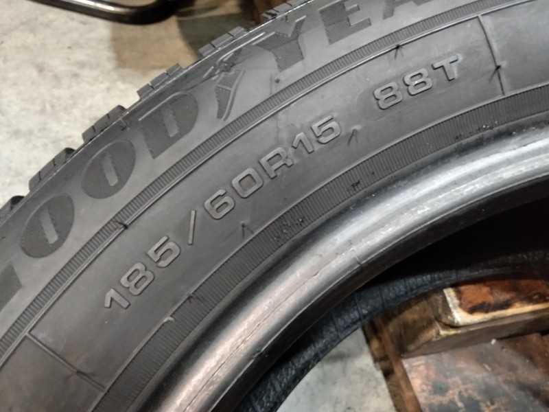 4 Gomme usate 185 60 15 Pneumatici Invernali GOODYEAR 4 Gomme usate 185 60 15 Pneumatici Invernali GOODYEAR