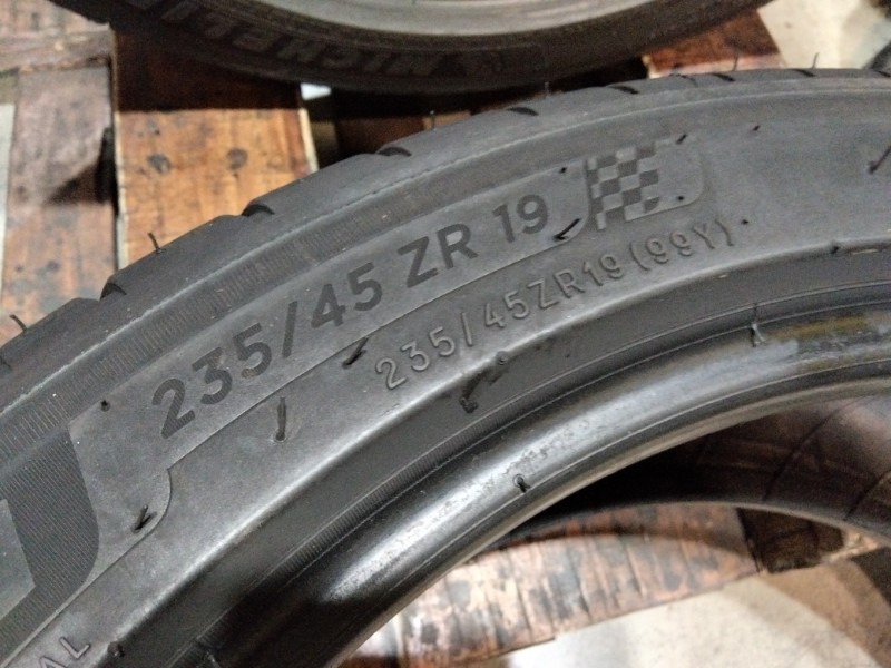 4 Gomme usate 235 45 19 Pneumatici Estivi MICHELIN 4 Gomme usate 235 45 19 Pneumatici Estivi MICHELIN