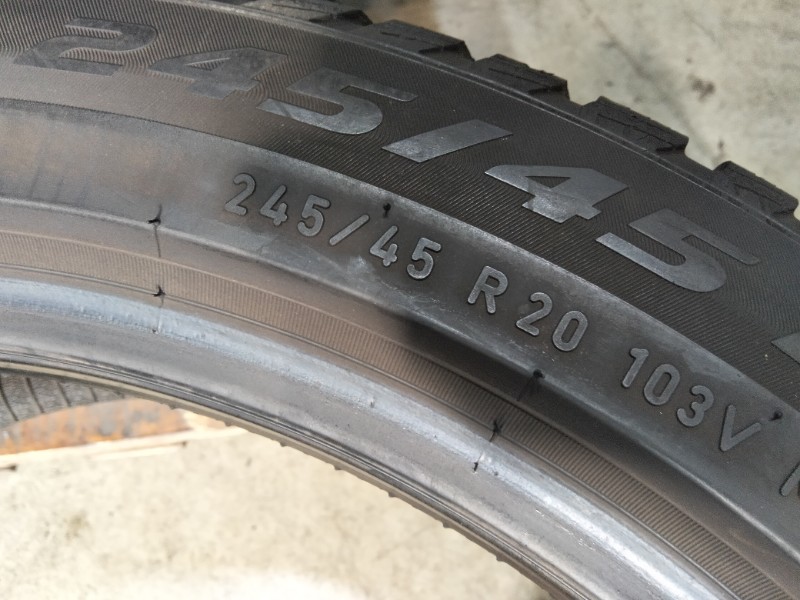 2 Gomme usate 245 45 20 e 2 Gomme usate 275 40 20 Pneumatici Invernali PIRELLI 2 Gomme usate 245 45 20 e 2 Gomme usate 275 40 20 Pneumatici Invernali PIRELLI