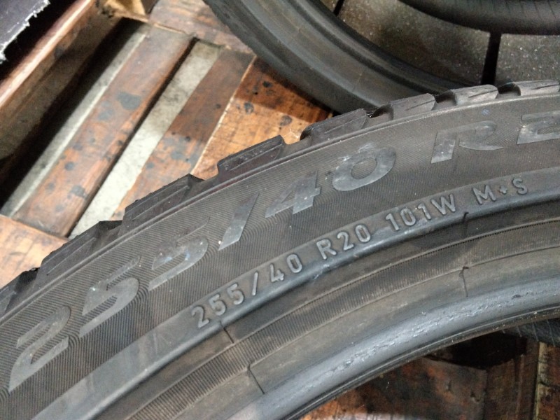 4 Gomme usate 255 40 20 Pneumatici Invernali PIRELLI 4 Gomme usate 255 40 20 Pneumatici Invernali PIRELLI