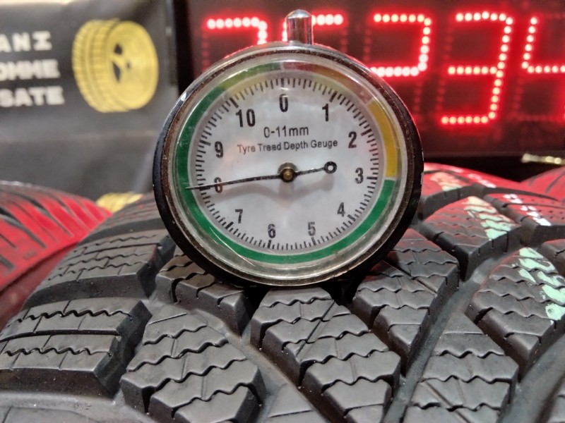4 Gomme usate 215 65 16 Pneumatici Invernali BRIDGESTONE 4 Gomme usate 215 65 16 Pneumatici Invernali BRIDGESTONE