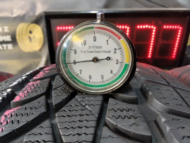 4 Gomme usate 235 55 18 Pneumatici Invernali DUNLOP 4 Gomme usate 235 55 18 Pneumatici Invernali DUNLOP