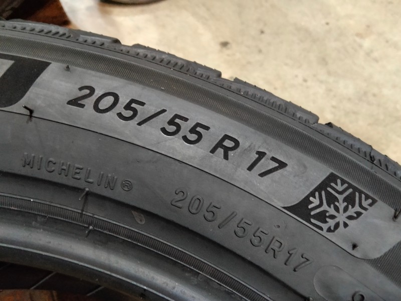 4 Gomme usate 205 55 17 Pneumatici Invernali MICHELIN 4 Gomme usate 205 55 17 Pneumatici Invernali MICHELIN