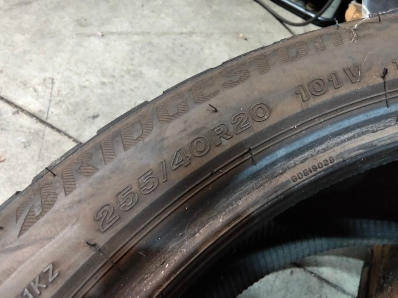 2 Gomme usate 255 40 20 Pneumatici Invernali BRIDGESTONE 2 Gomme usate 255 40 20 Pneumatici Invernali BRIDGESTONE