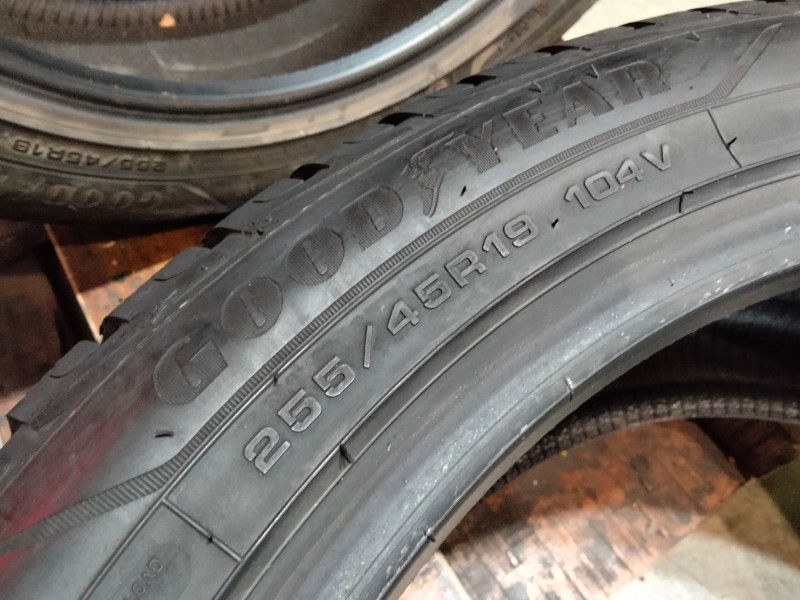 4 Gomme usate 255 45 19 Pneumatici Invernali GOODYEAR 4 Gomme usate 255 45 19 Pneumatici Invernali GOODYEAR