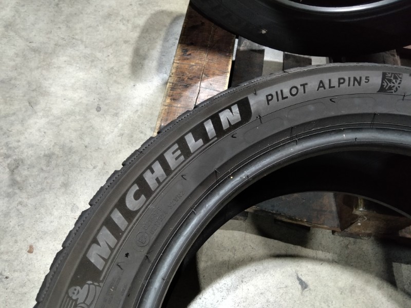 4 Gomme usate 225 50 18 Pneumatici Invernali MICHELIN 4 Gomme usate 225 50 18 Pneumatici Invernali MICHELIN