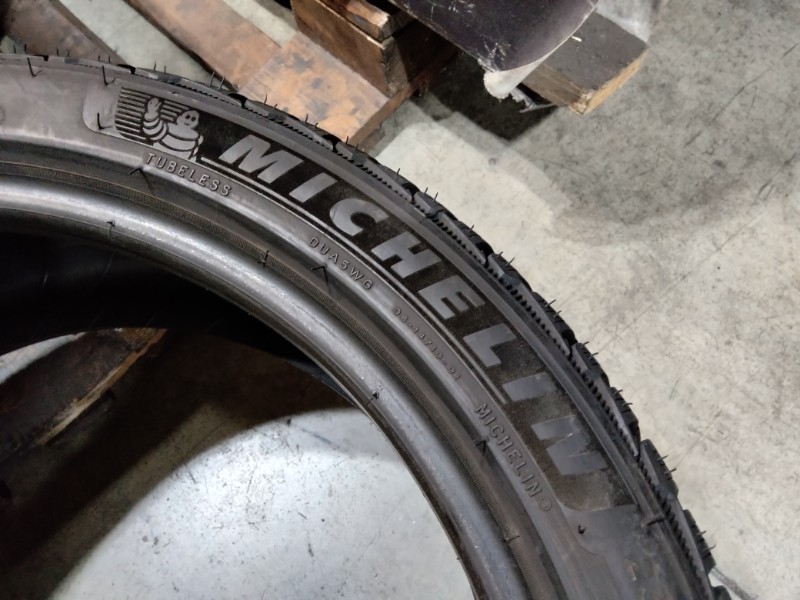 4 Gomme usate 235 40 19 Pneumatici Invernali MICHELIN 4 Gomme usate 235 40 19 Pneumatici Invernali MICHELIN
