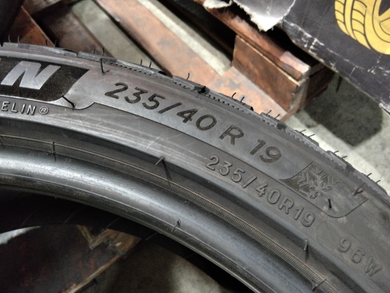 4 Gomme usate 235 40 19 Pneumatici Invernali MICHELIN 4 Gomme usate 235 40 19 Pneumatici Invernali MICHELIN