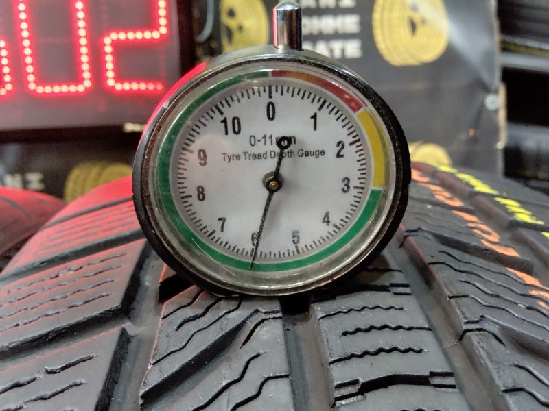 4 Gomme usate 215 55 17 Pneumatici Invernali CONTINENTAL 4 Gomme usate 215 55 17 Pneumatici Invernali CONTINENTAL