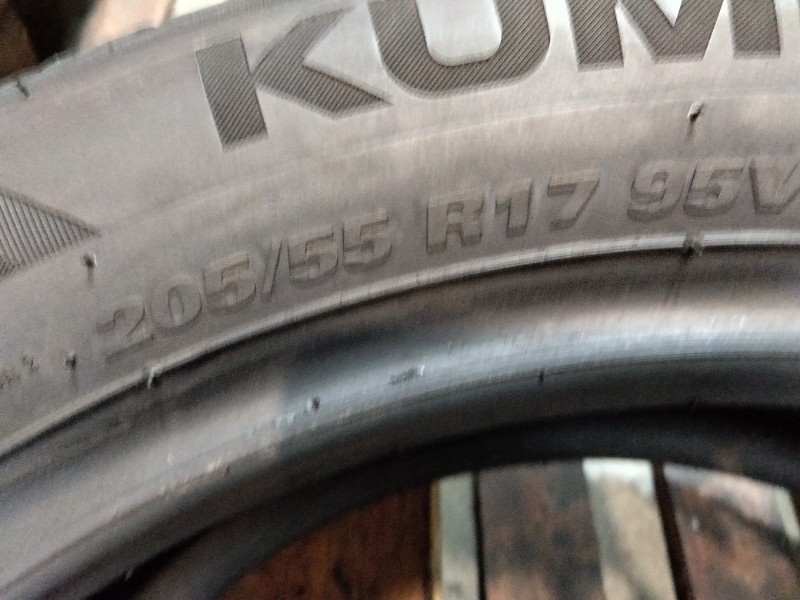 2 Gomme usate 205 55 17 Pneumatici Invernali KUMHO 2 Gomme usate 205 55 17 Pneumatici Invernali KUMHO